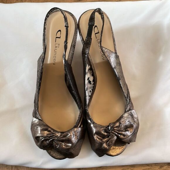 CHINESE LAUNDRY DISTRESSED PEWTER WEDGE SANDALS.  BOW FRONT.  NEW - Picture 4 of 10